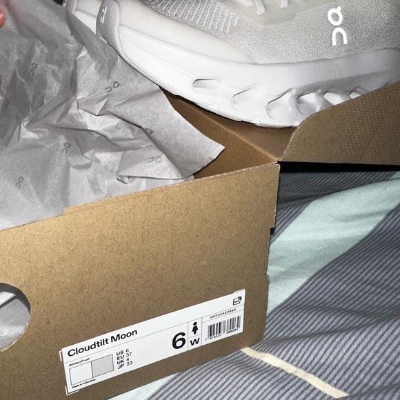 On Running Cloudtilt Moon Women's Sneakers - White Frost - Picture 6 of 9